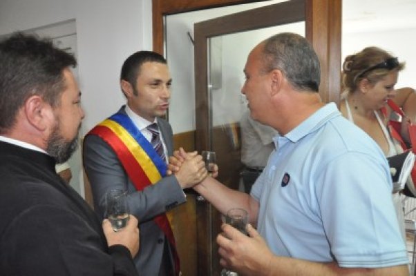 Uite cine a venit să-l felicite pe noul primar al Mangaliei la depunerea jurământului